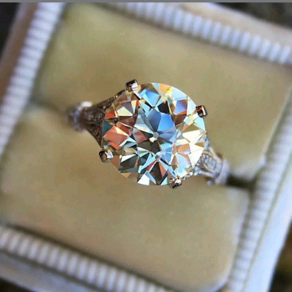 Sale 🎊Beautiful silver ring w/sparkly cubic z - Picture 2 of 5